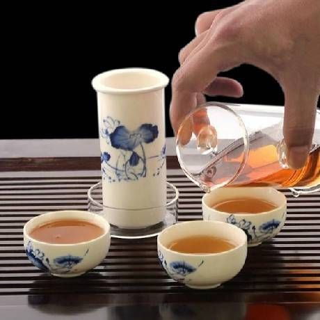 匠心交融 青花陶瓷與玻璃共繪的現(xiàn)代茶藝美學(xué)